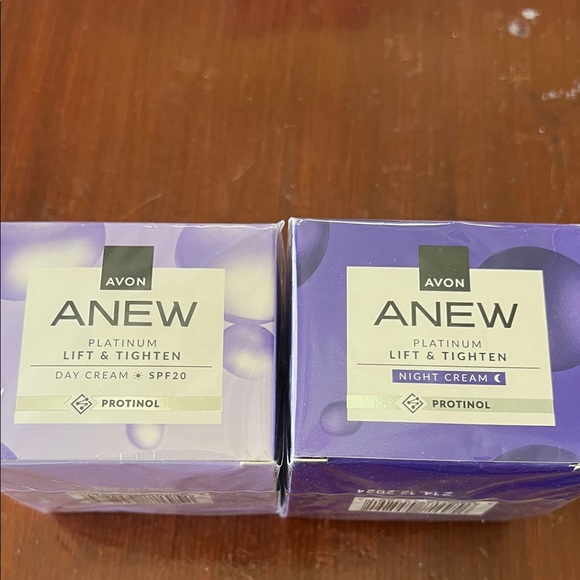 Avon Anew Platinum Lift & Tighten Cream Set in Purple - Picture 1 of 1